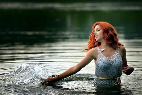 Rousse modèle joue dans l eau