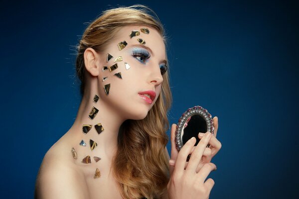 Ragazza con trucco su sfondo blu