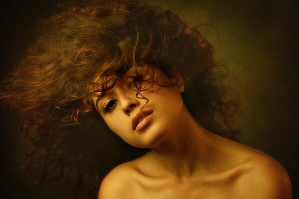 Retrato. linda chica agitando el pelo