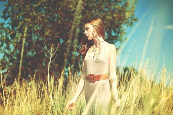 Redhead ragazza in natura nella foresta