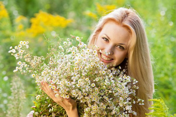 Photo d une fille avec un bouquet de marguerites