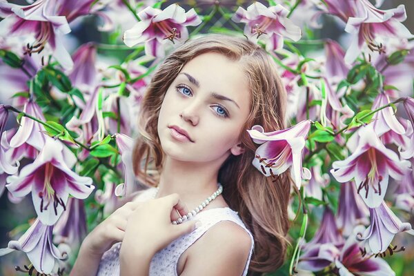 Jolie fille. Fleurs, beauté