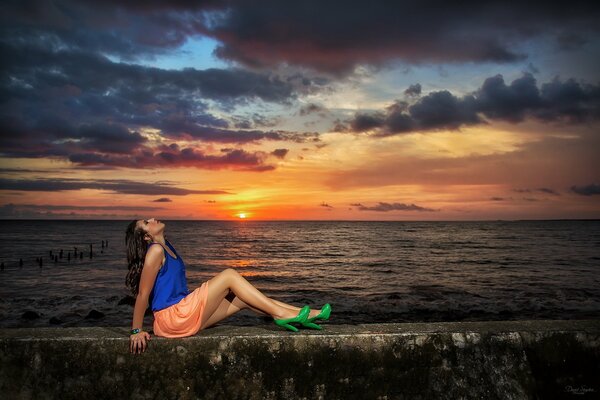 Chica en el mar puesta de sol de la tarde