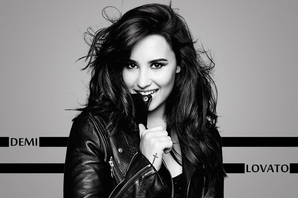 Retrato en blanco y negro de una morena con una chaqueta de cuero, Demi Lovato