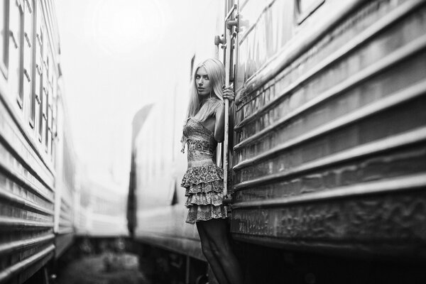 The girl at the car in black and white
