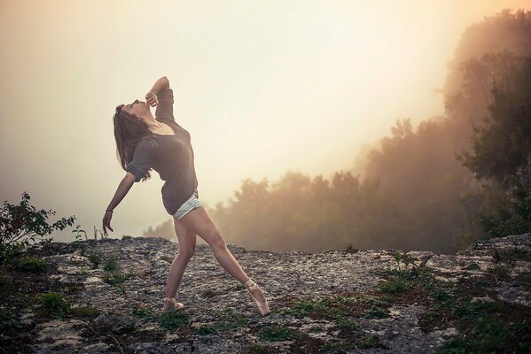 Danse ballerine fille sur le bord d une falaise