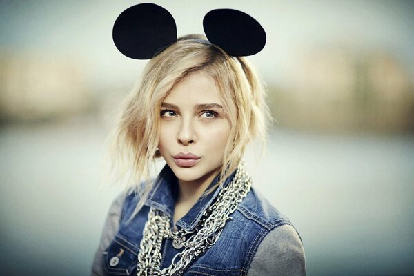 Chloe Moretz con orejas de Mickey mouse