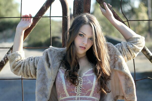 Fille brune en manteau de fourrure photo portrait
