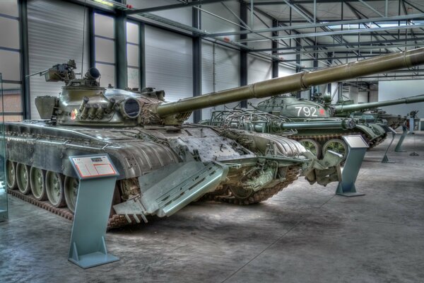 Leistungsstarke gepanzerte Fahrzeuge im Militärmuseum