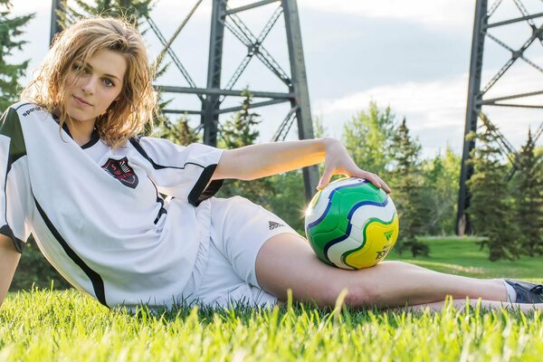 Joueur de football avec ballon sur l herbe verte