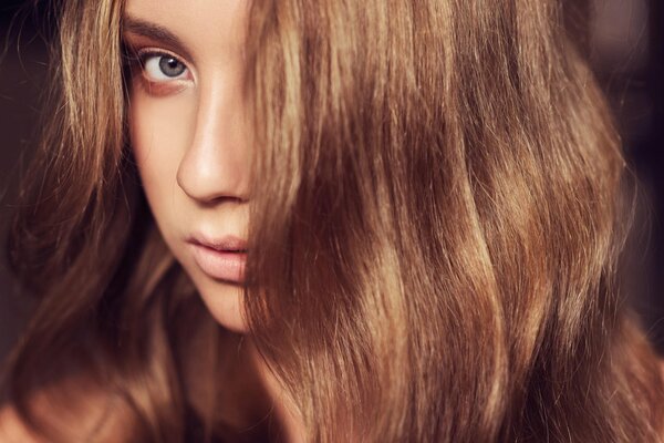 Ragazza dai Capelli rossi con uno sguardo giocoso