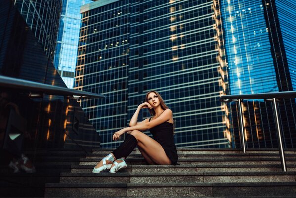 Bailarina de punta en los escalones de la ciudad de Moscú