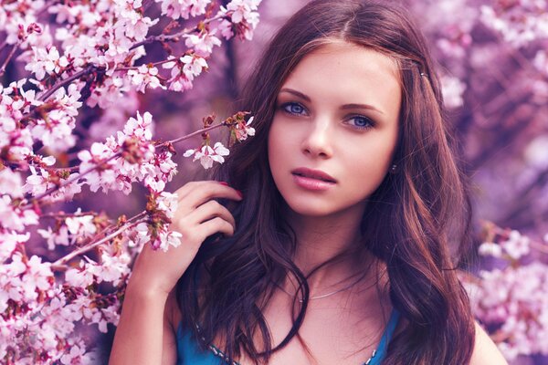 Ritratto di una ragazza con gli occhi azzurri in primavera