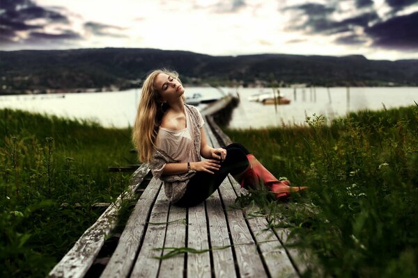 Mädchen am See. Romantische Stimmung