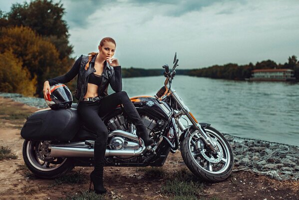 Chica rusa en una motocicleta Harley Davidson