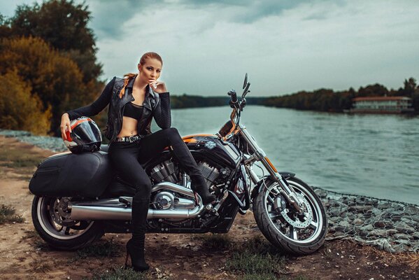 Fille russe sur une moto Harley Davidson