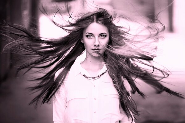 El viento desarrolla el cabello de Nadia