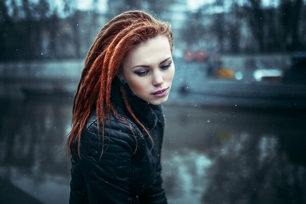 Rousse Babe dans le froid par temps froid