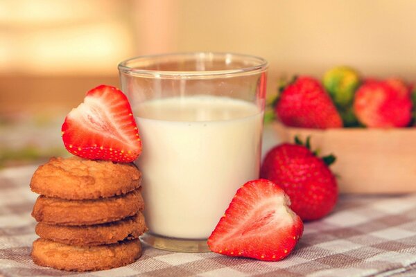 Glas Milch mit Erdbeeren und Keksen