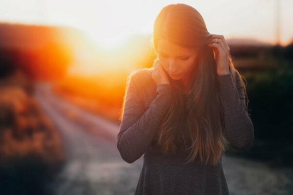 Ragazza pensosa sullo sfondo del tramonto