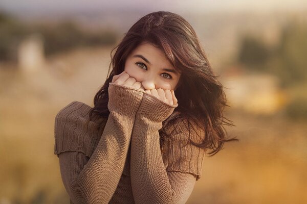 Retrato de una hermosa morena en la naturaleza