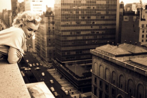 Marilyn Monroe regarde du balcon