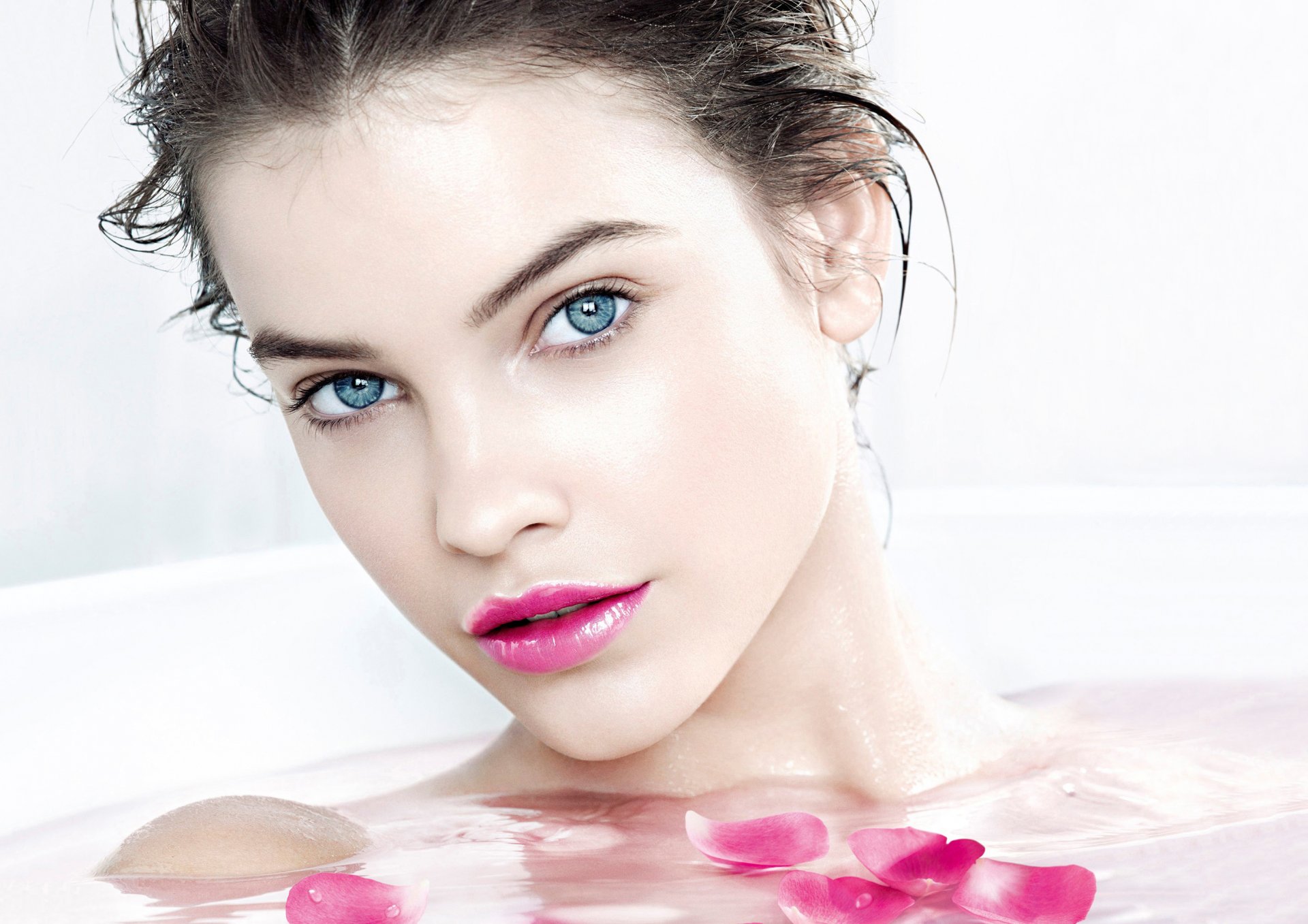 palvin barbara palvin dziewczyna modelka victoria s secret angel szatynka twarz szminka oczy niebieskie płatki różowe