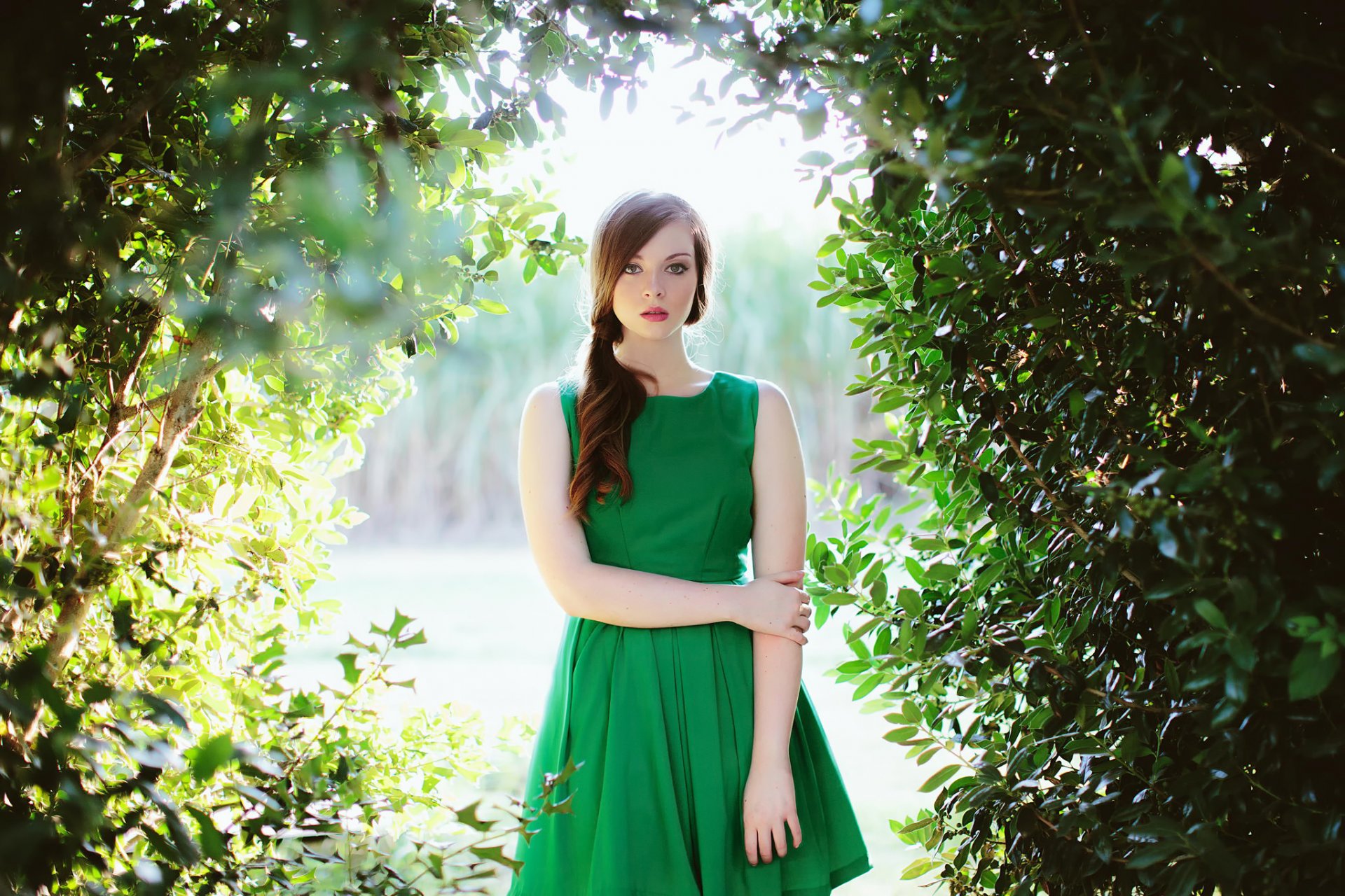 Модель в зеленом платье