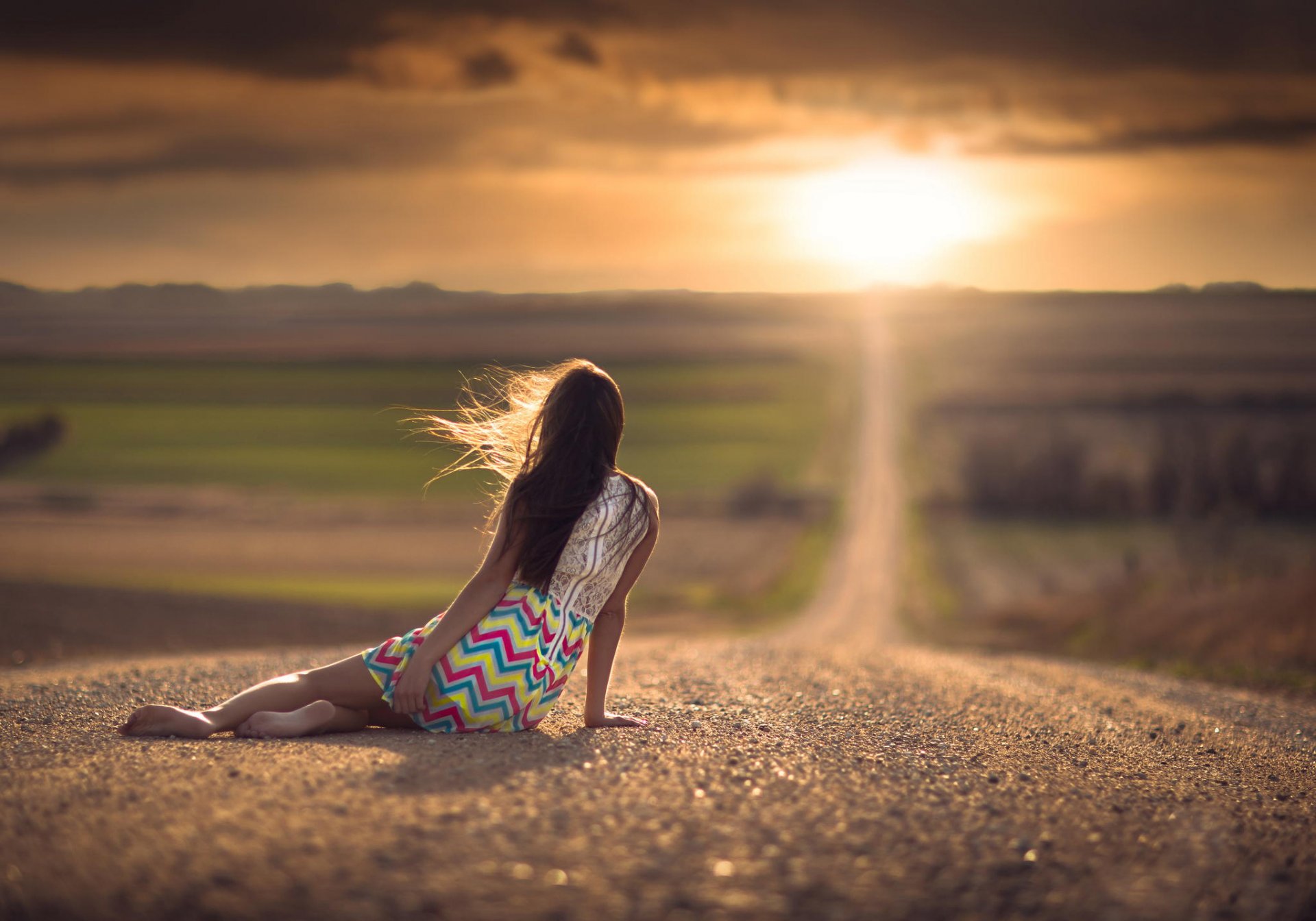 chica camino espacio bokeh