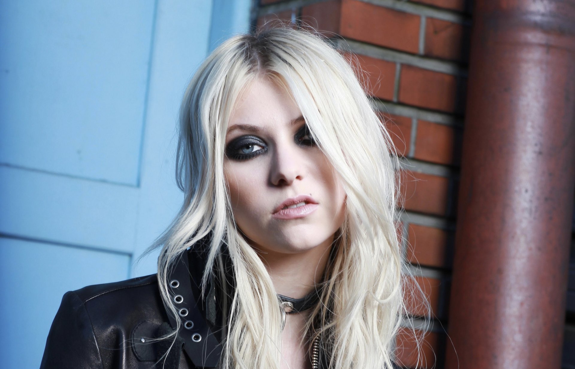 the pretty reckless taylor momsen view hair model actress singer pose