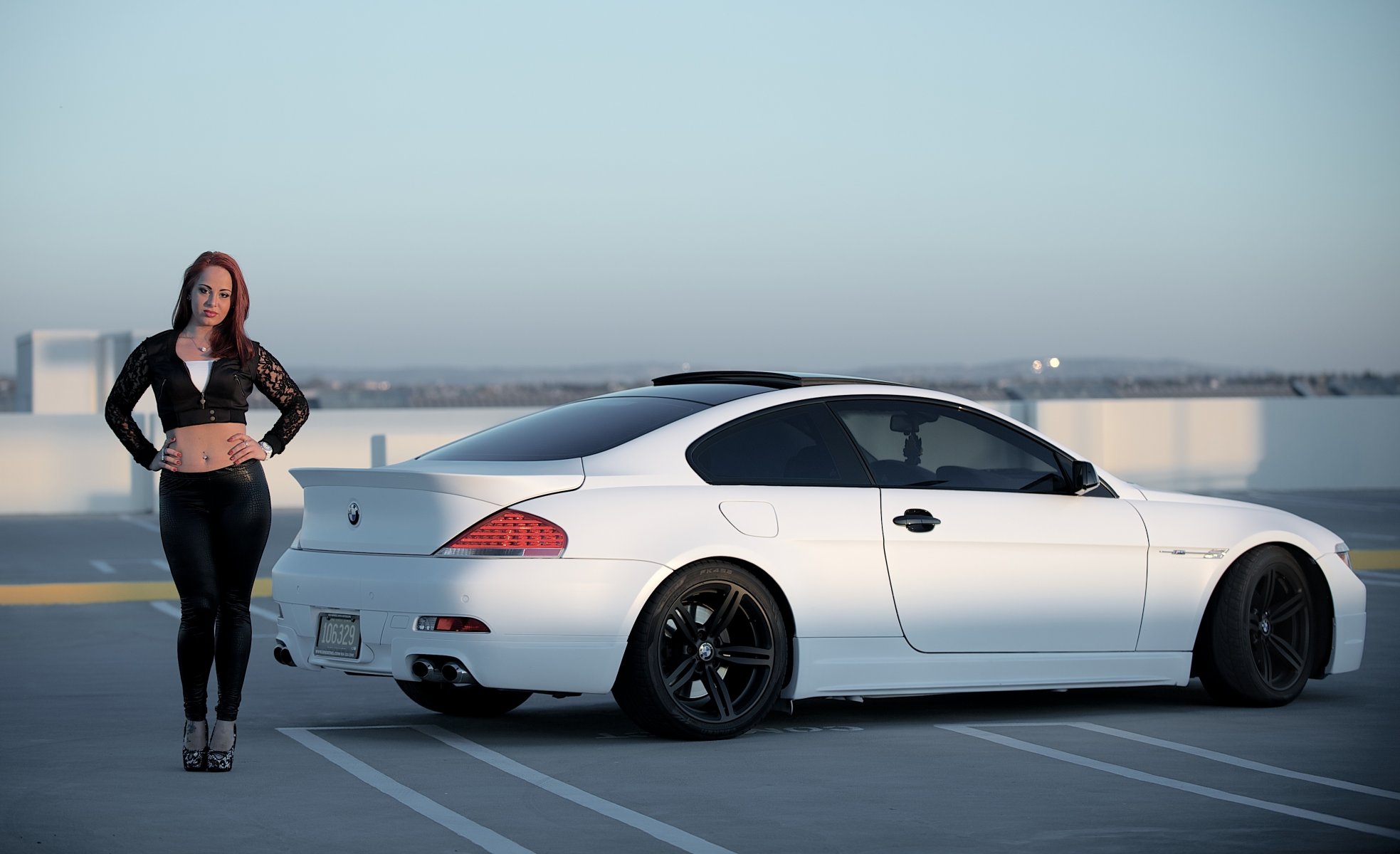 bmw m6 e63 ruote nere ragazza bmw bianco cerchi parcheggio tetto cielo