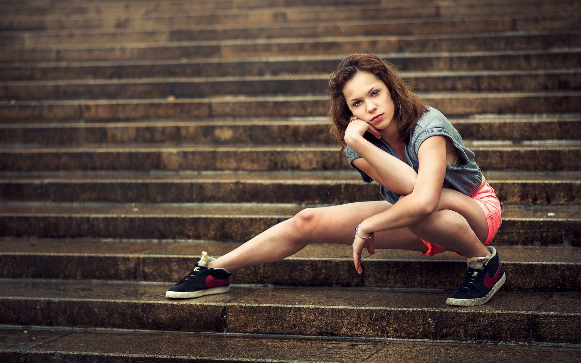 occhi marroni sguardo pantaloncini scarpe da ginnastica gradini