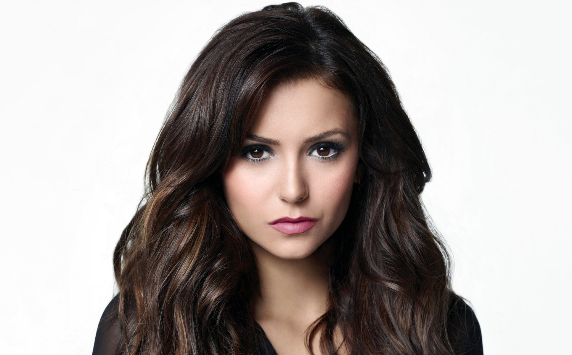 nina dobrev schauspielerin mädchen brünette gesicht make-up haare tv-serie vampirtagebücher staffel 5 elena gilbert katherine pierce