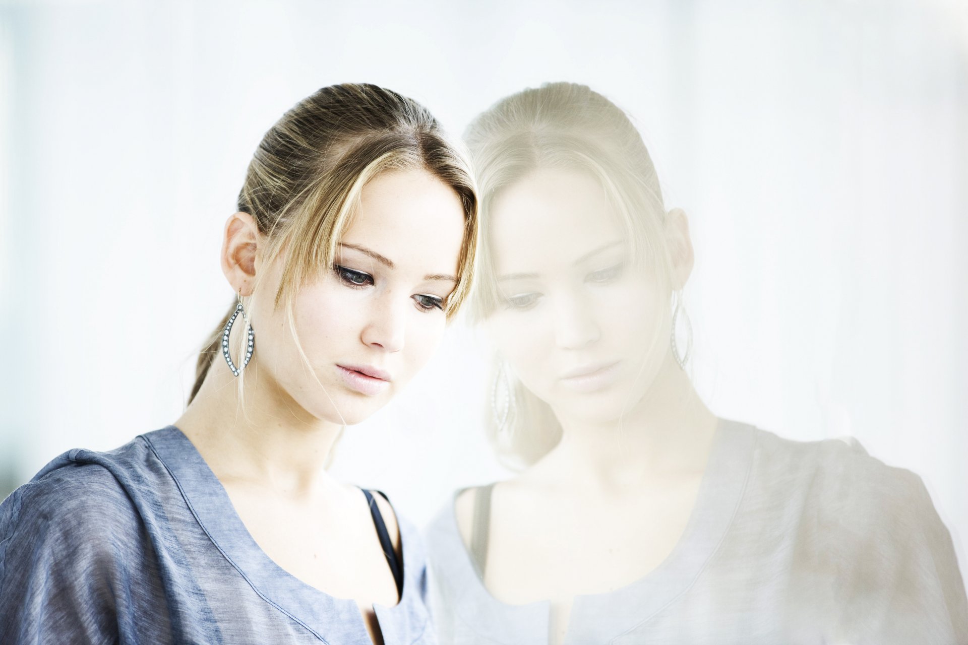 jennifer lawrence bionda attrice ragazza sguardo tristezza riflessione hunger games