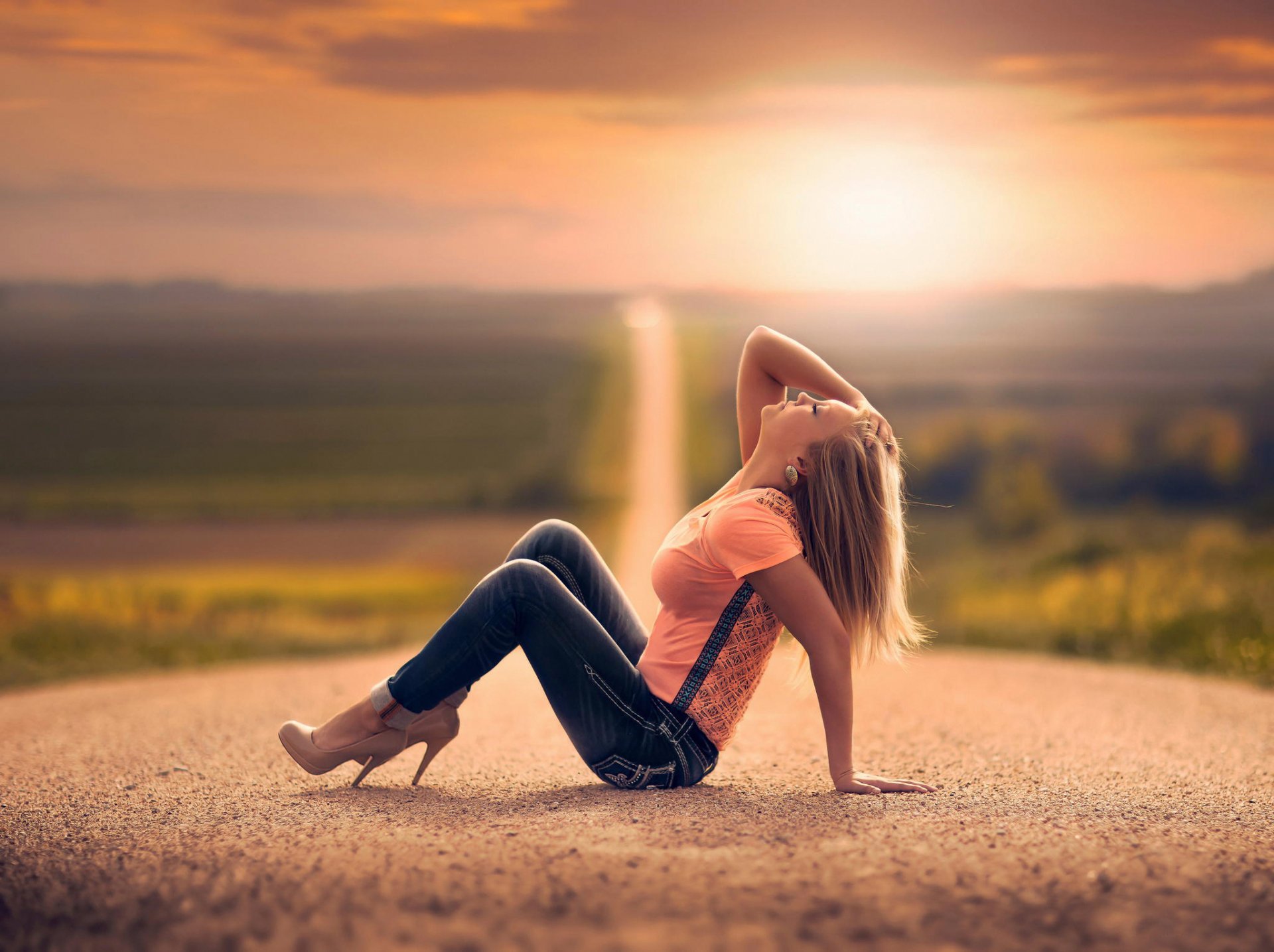 chica carretera espacio jeans bokeh