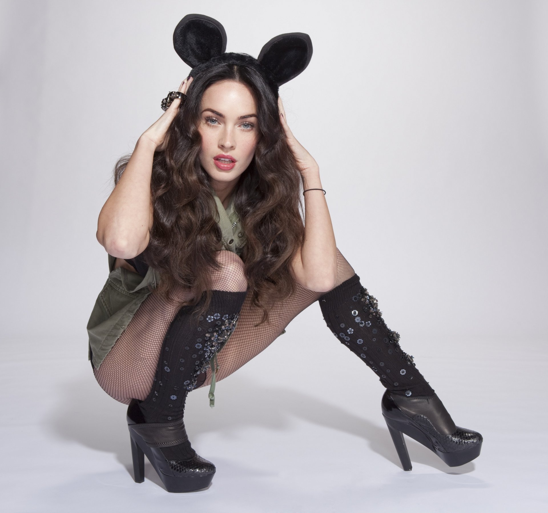 megan fox mädchen berühmtheit schauspielerin pose ohren