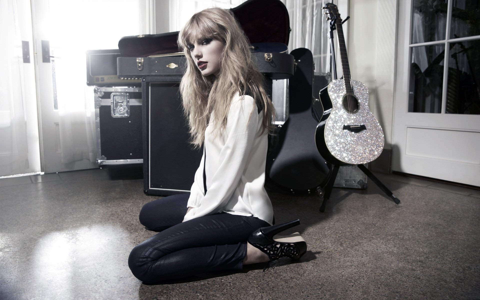 taylor swift chica belleza.cantante guitarra habitación fondo