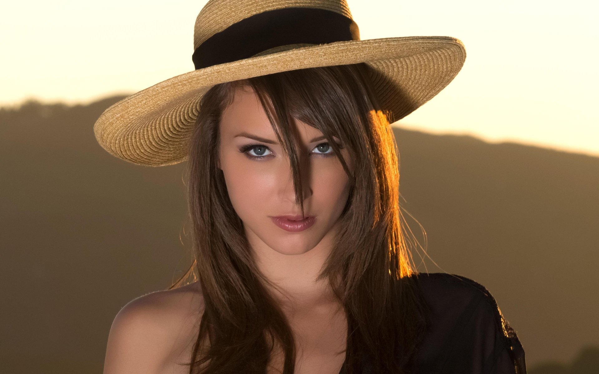 malena morgan.modèle fille vue chapeau