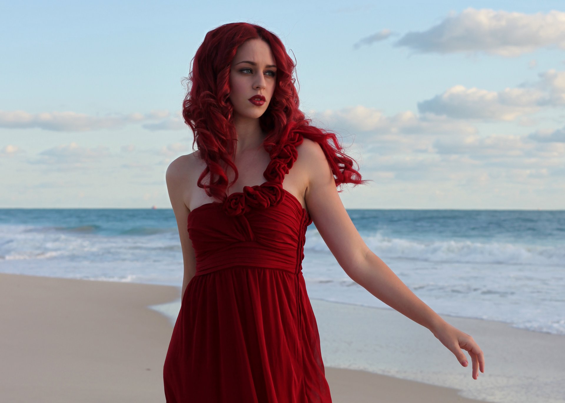 chica pelo rojo vestido rojo cara maquillaje mar olas cielo