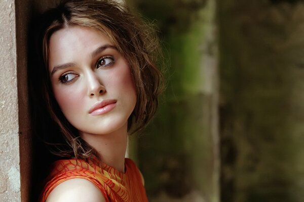 Keira Knightley schaut verträumt in die Ferne