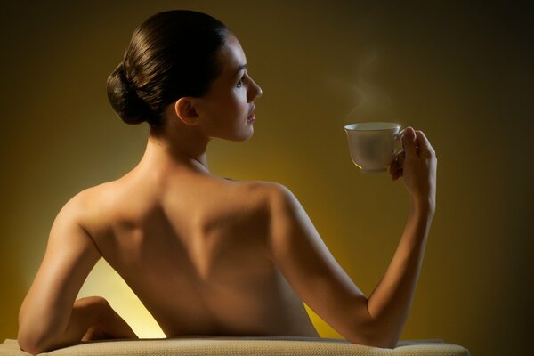 Fille avec une tasse de café