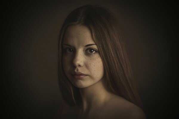 Photo d une fille aux yeux bruns avec des taches de rousseur