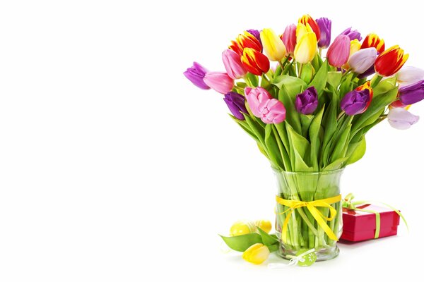 Ein heller Strauß Tulpen in einer Vase