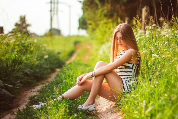 Chica de vacaciones en el fondo de la naturaleza de verano