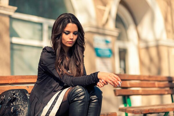 Jeune fille s ennuie sur le banc