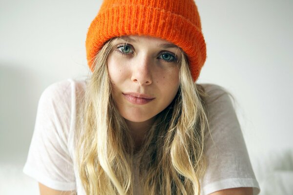 Ragazza in un cappello arancione brillante