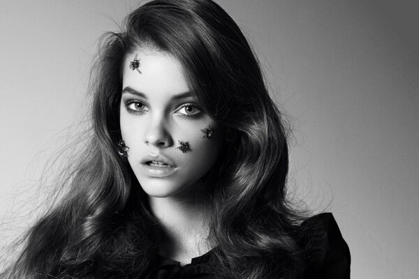 Barbara Palvin sur une photo en noir et blanc