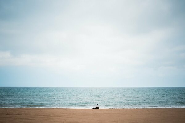Samotność na piaszczystym brzegu nad morzem