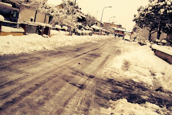 Una calle de invierno con casas