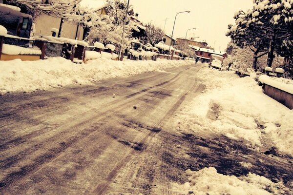 Заснеженная зимняя улица с домами